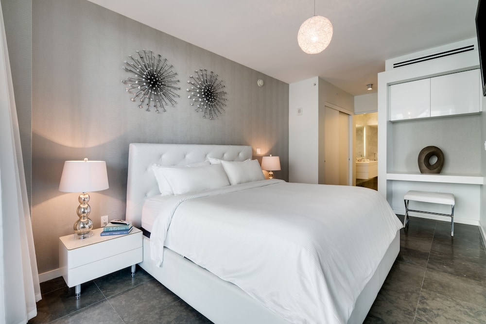 One Bedroom Suite with Balcony - Photo 5