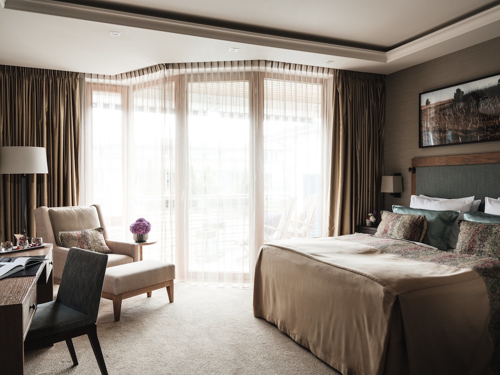 Elegant Nature Room with side lake view