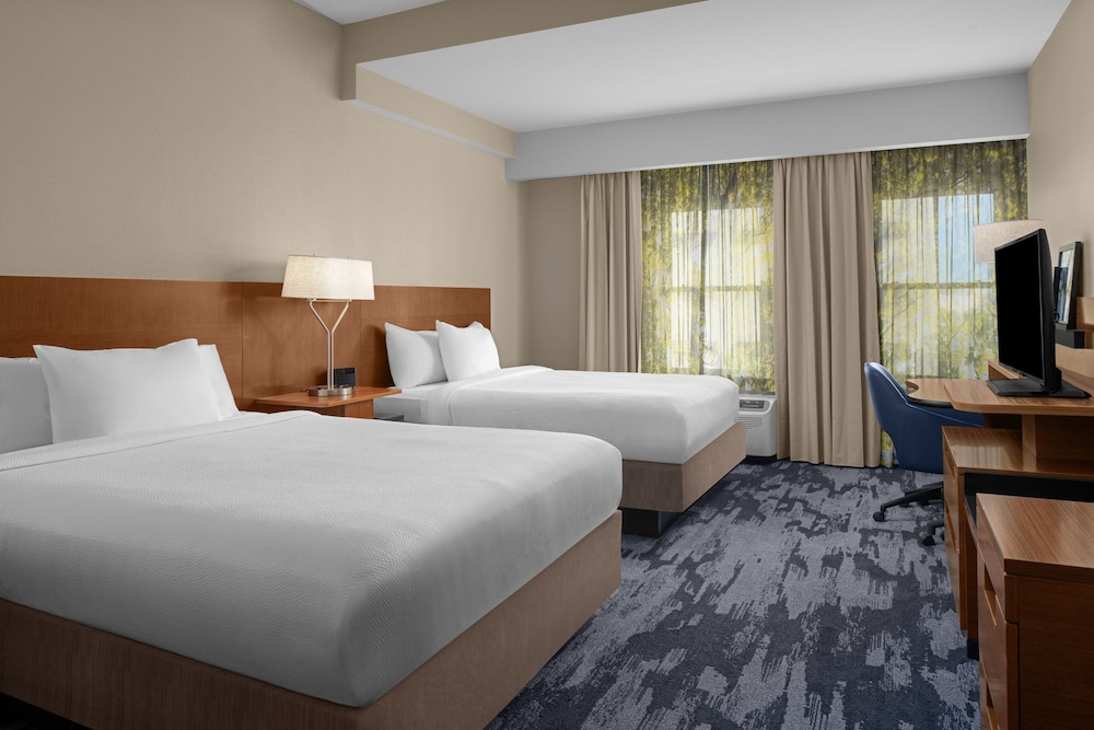 Room, 2 Queen Beds (Mobility Accessible, Roll-In Shower) photo 2