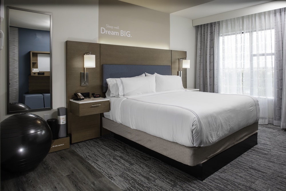 Suite, 1 Bedroom, Roll-in Shower (Mobility Accessible) - Photo 6