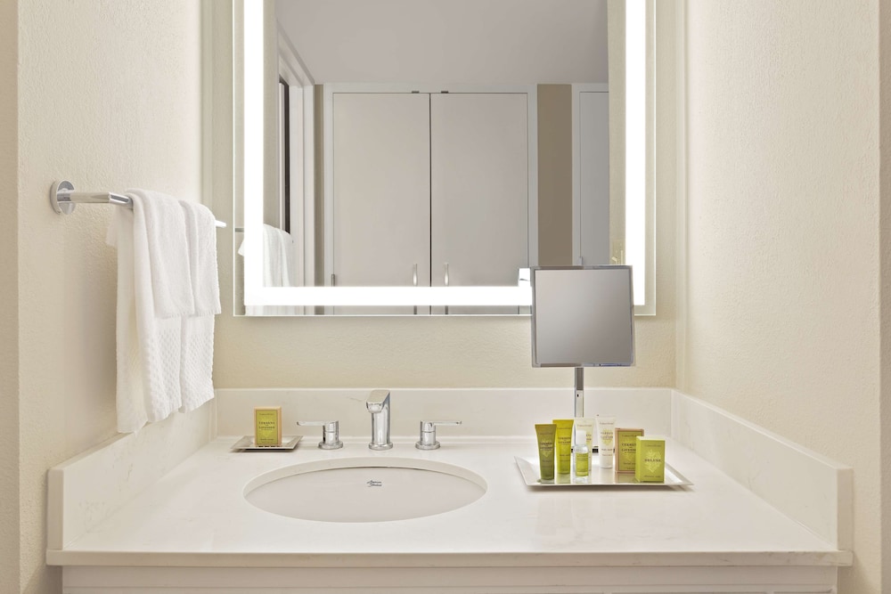 Queen Room with Two Queen Beds - Mobility Access thumbnail 6