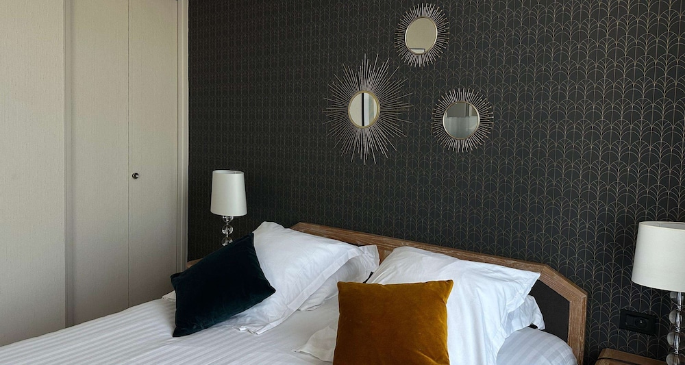 Standard Room, 1 Queen Bed, Non Smoking - Photo 8
