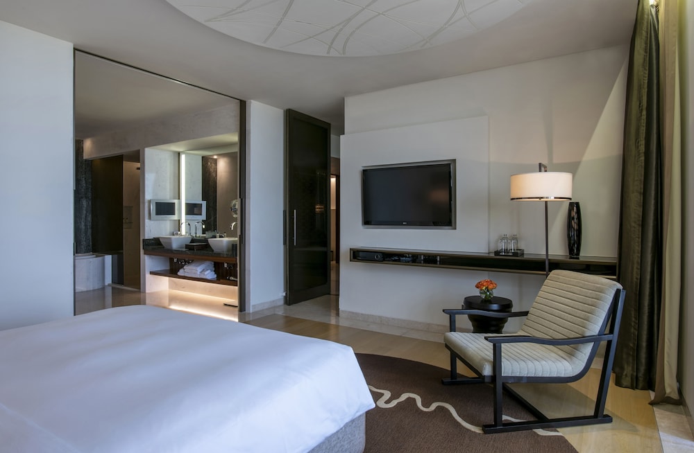 Room, 1 King Bed, Sea View — photo 2