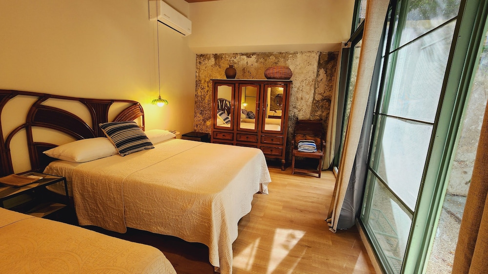 Superior Quadruple Room, 2 Queen Beds photo 3