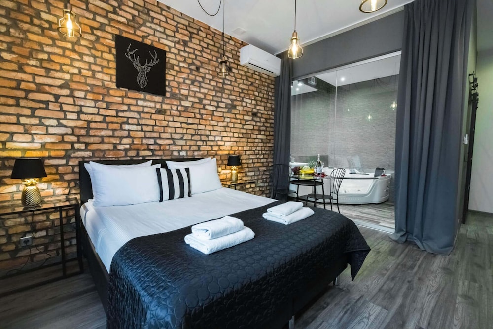 Deluxe Double Room, 1 Queen Bed, Hot Tub photo 1