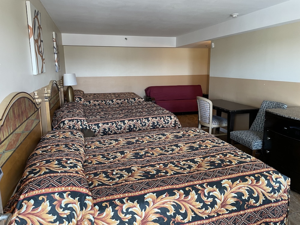 Deluxe Room, 3 Queen Beds - Photo 1