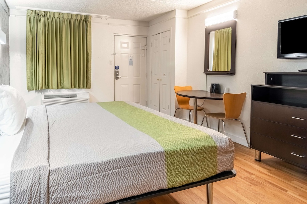 Deluxe Room, 1 King Bed, Accessible, Non Smoking - Photo 5
