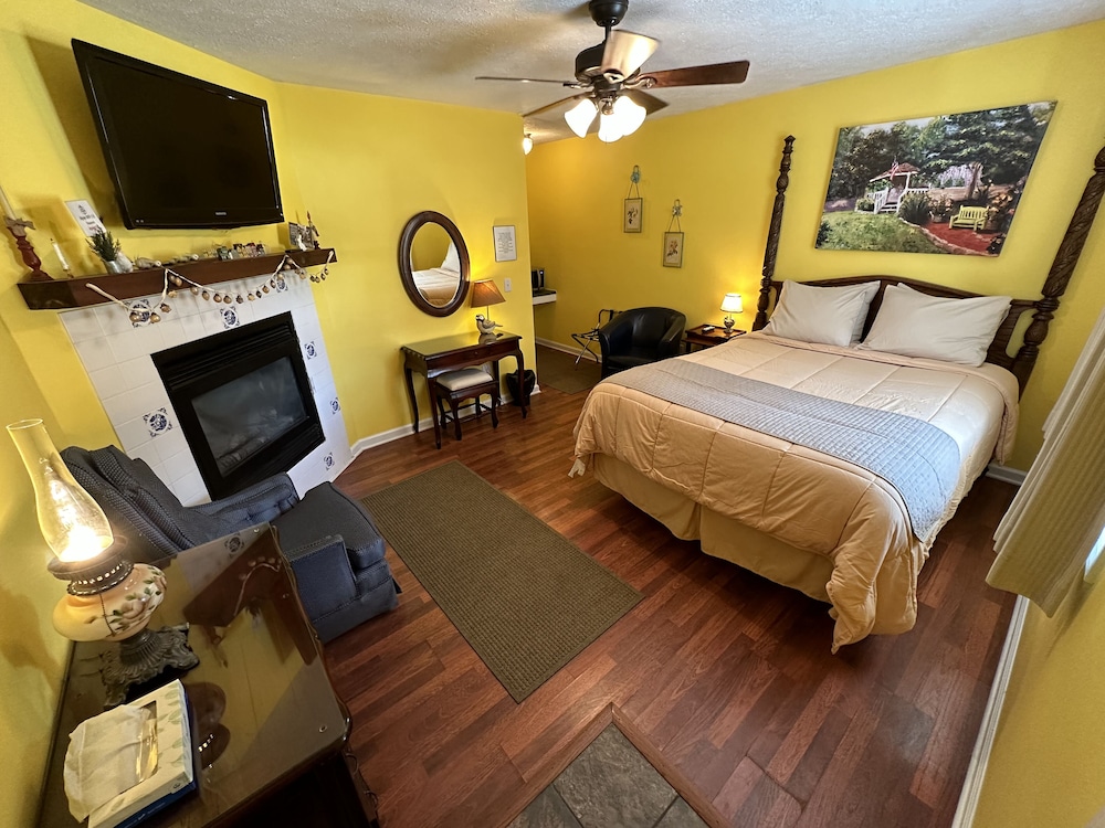 Deluxe Queen Fireplace/Jetted Tub #0 photo 1