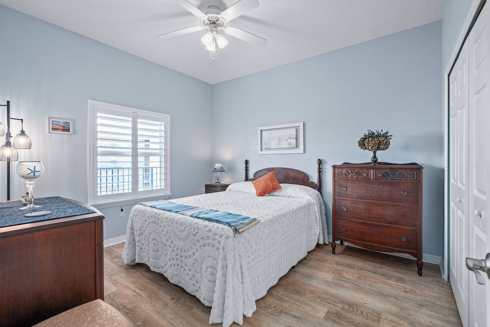 Sunny 3BR Condo Steps to Beach Pool NSB FL, 사진 20