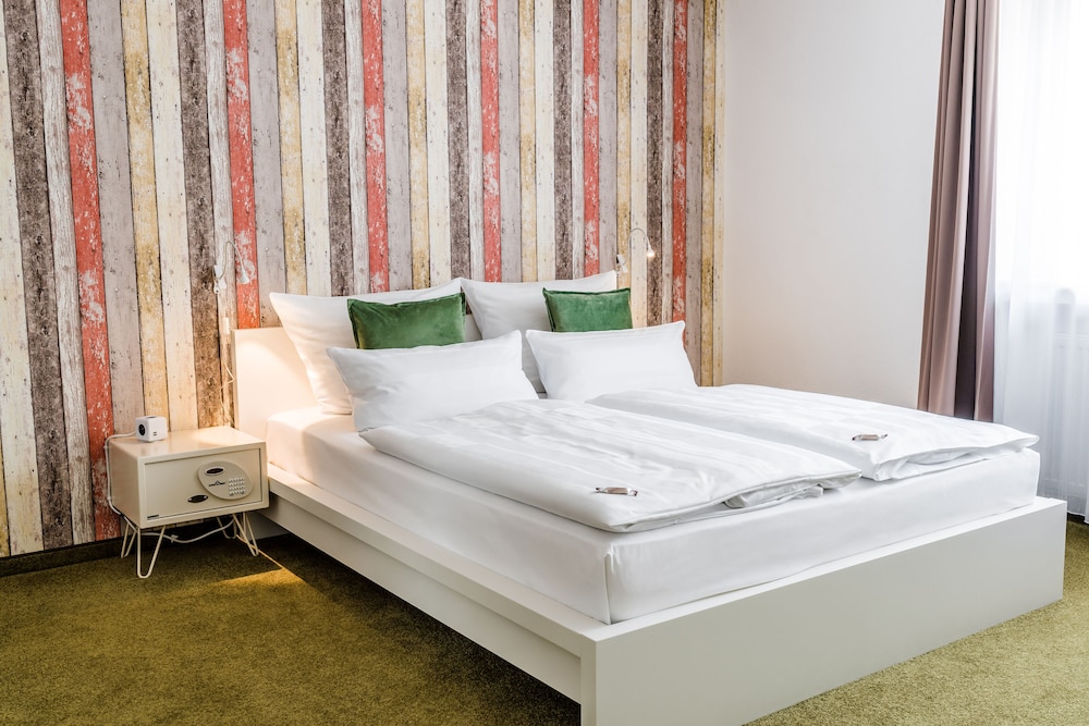 Classic Double Room, Private Bathroom, Park View - Photo 4