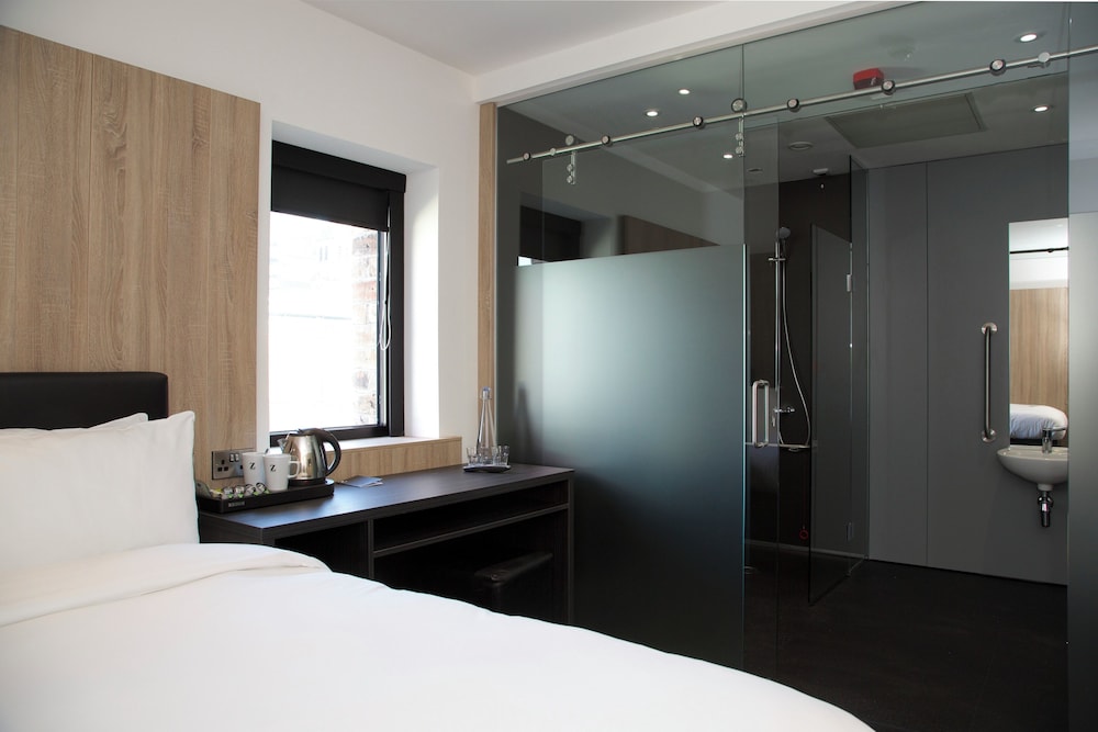Queen Accessible Room photo 1