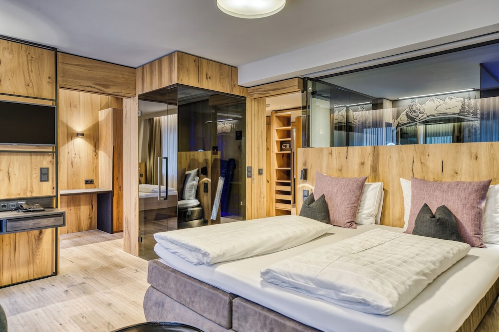 Design Suite, 2 Bedrooms, Balcony