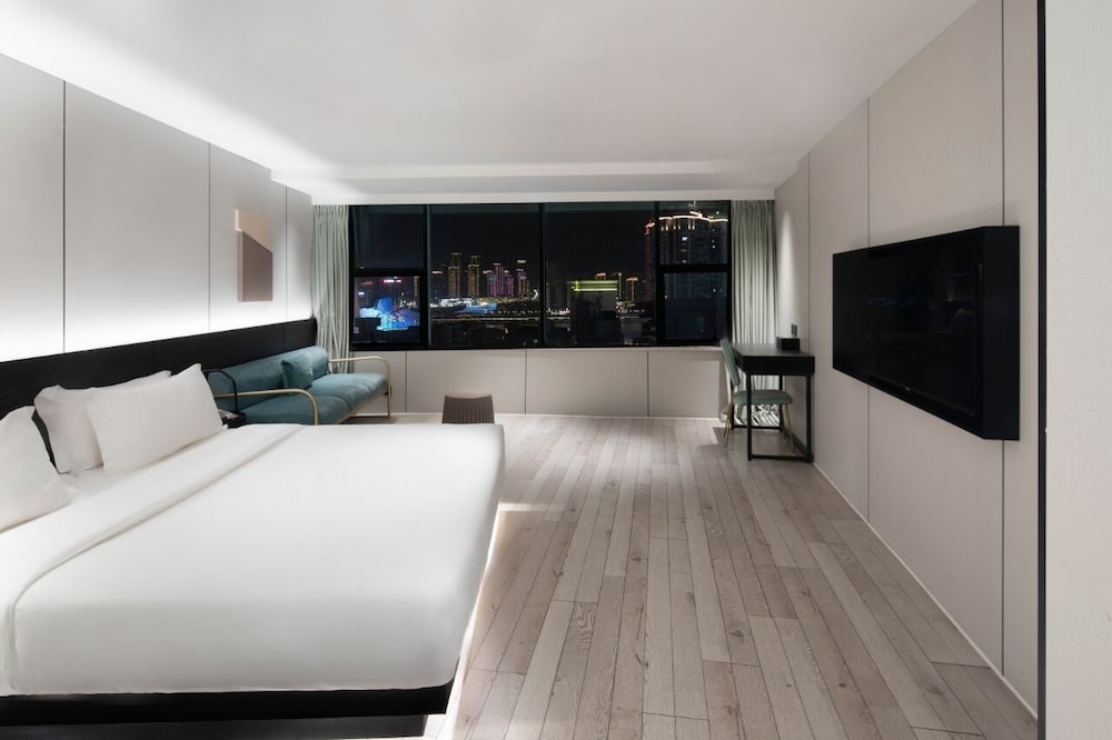Elite Room, 1 King Bed, City View photo 1