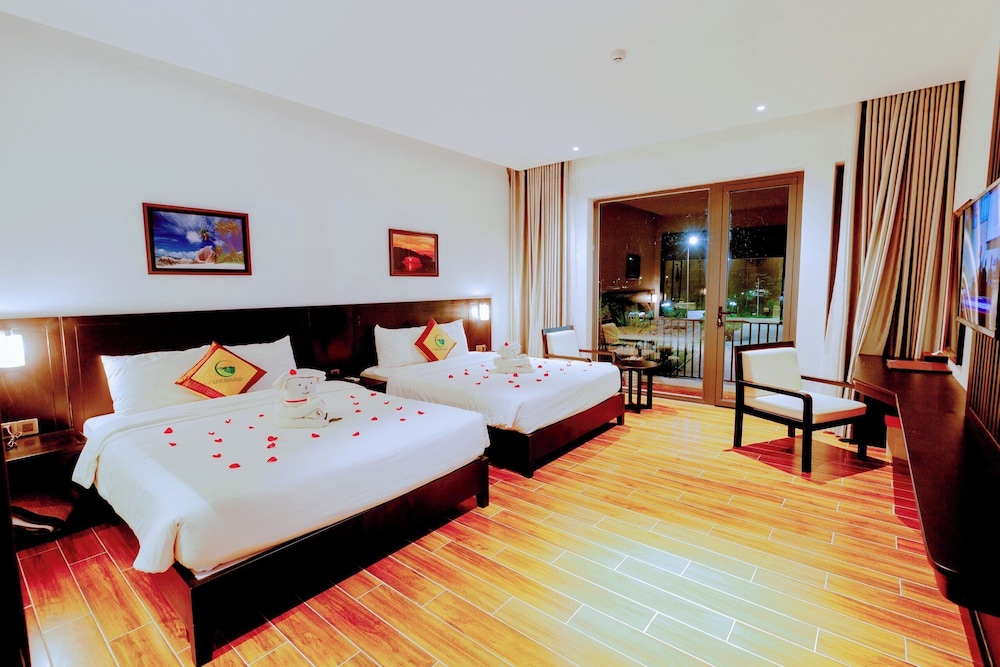 Family Room, Garden View photo 1