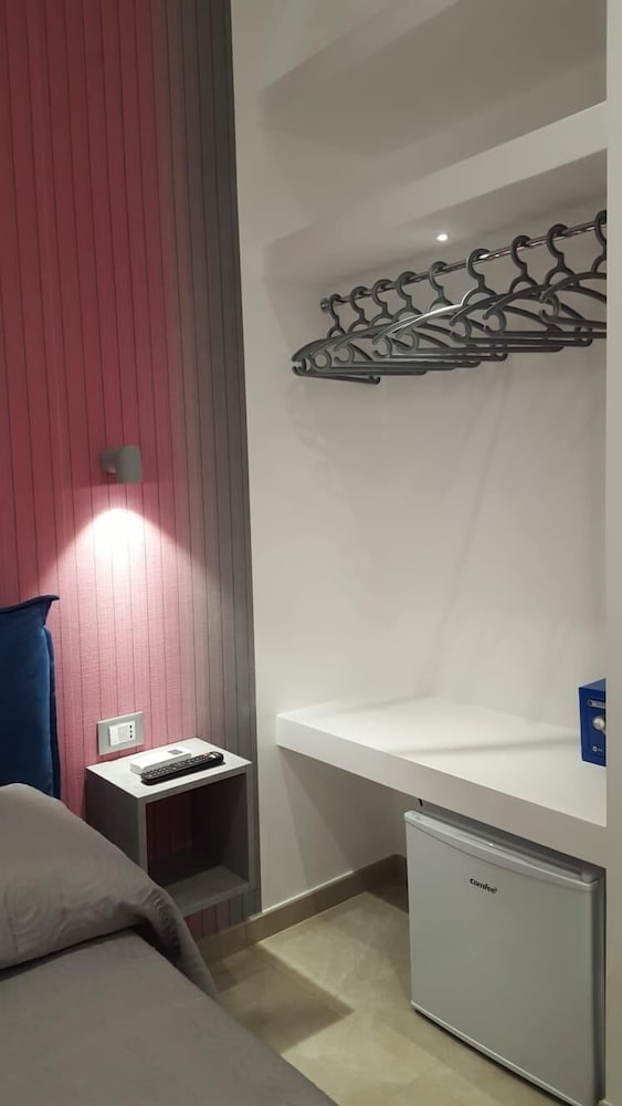 Triple Room (Vertical Stripes) photo 3