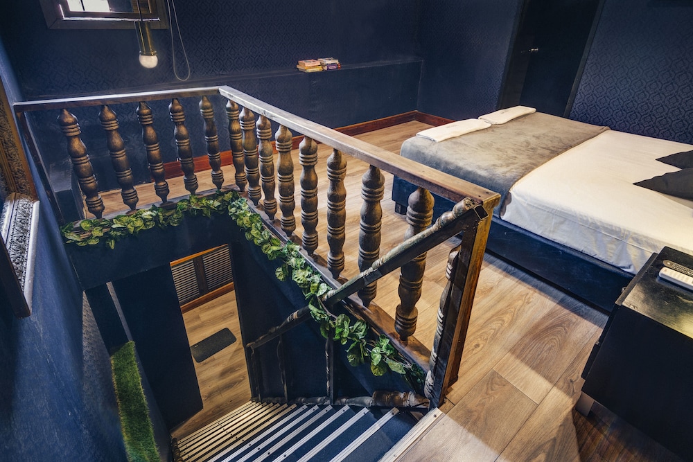 Comfort Room, 1 Queen Bed, No Windows, Tower photo 2