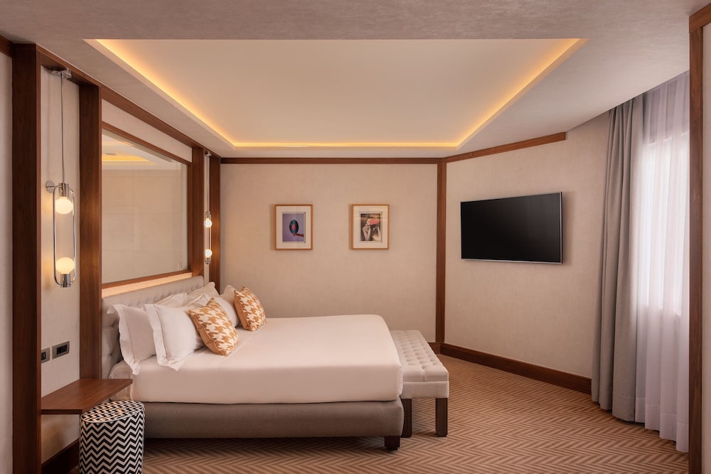 Premium Room, 1 King Bed (Vintage) thumbnail 5
