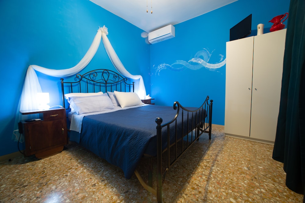 Double Room, 1 Double Bed, Shared Bathroom (Acqua)