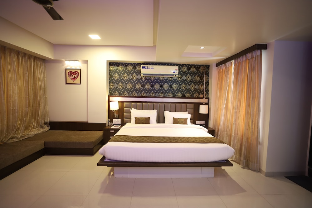 Suite Room - Photo 16