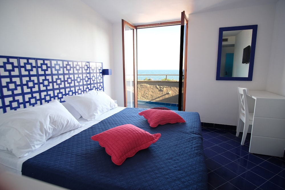 Double or Twin Room, Sea View - Photo 1