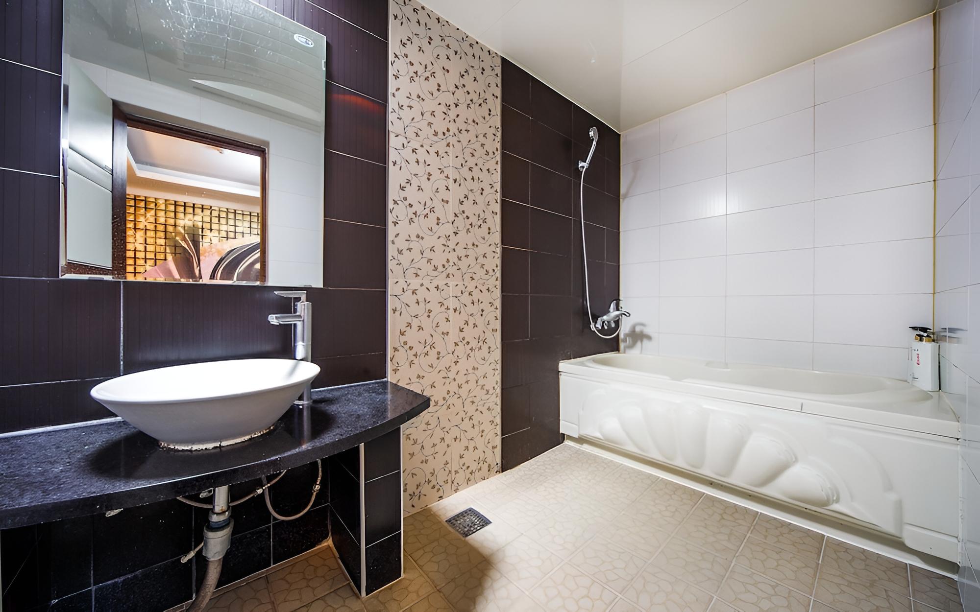 Room (Special Room (Bathtub Smart TV (Netfl) - Photo 5