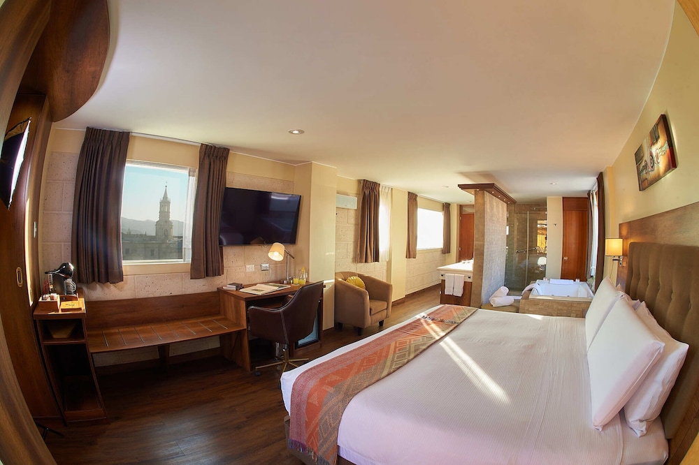 Deluxe Duplex, 1 King Bed, Jetted Tub, City View