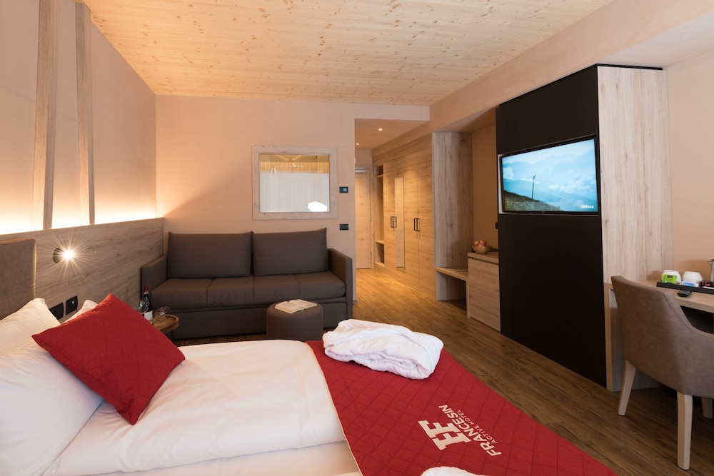 Deluxe Quadruple Room, 1 Bedroom, Non Smoking, Mountain View