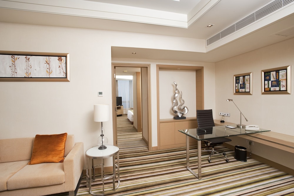 Suite, 1 Bedroom, Non Smoking, Business Lounge Access photo 2