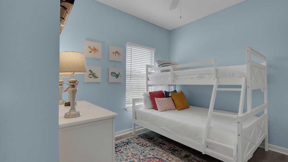 House, Multiple Beds, Pool Access, Pool View (Blue Pineapple)