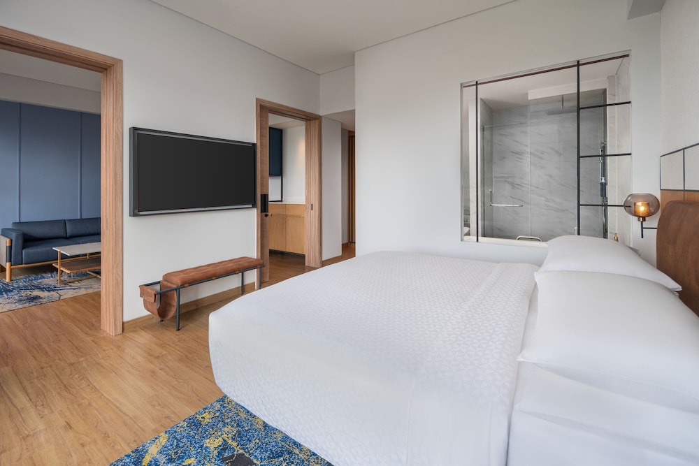 Deluxe Suite, 1 King Bed, Ocean View - Photo 5