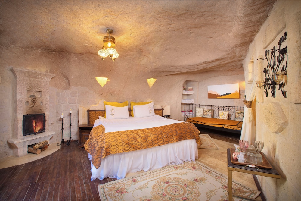 Yellow Honeymoon Suite photo 1