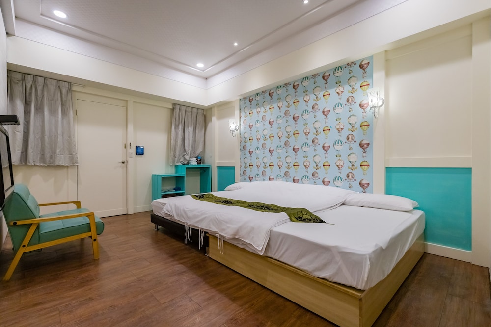 Quadruple Room (Blue Balloon) photo 3