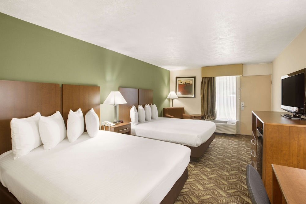 Standard Room, 2 Queen Beds, Non Smoking, Refrigerator & Microwave (2nd Floor) photo 1