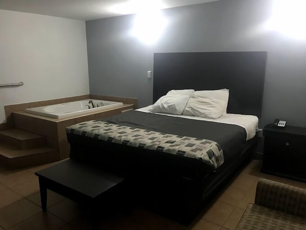 Standard Room, 1 King Bed (Jetted Tub) photo 1