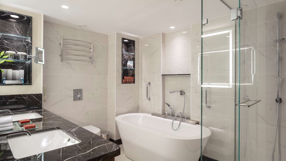 Bosphorus Suite with Balcony, Lounge Access thumbnail 6