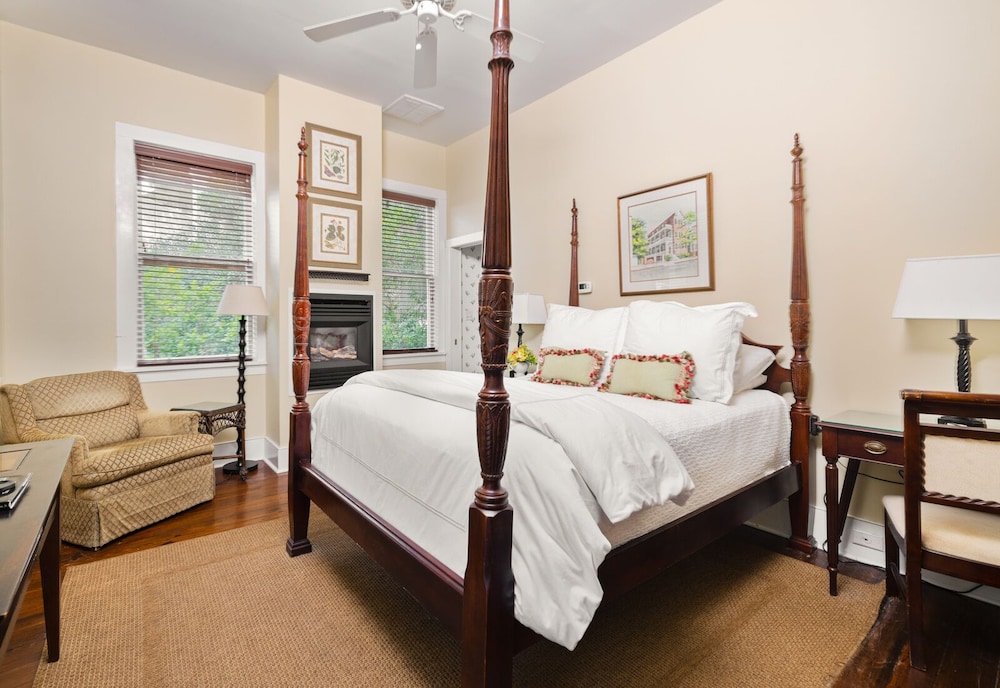 Room 17, Queen Room (The Cottage)