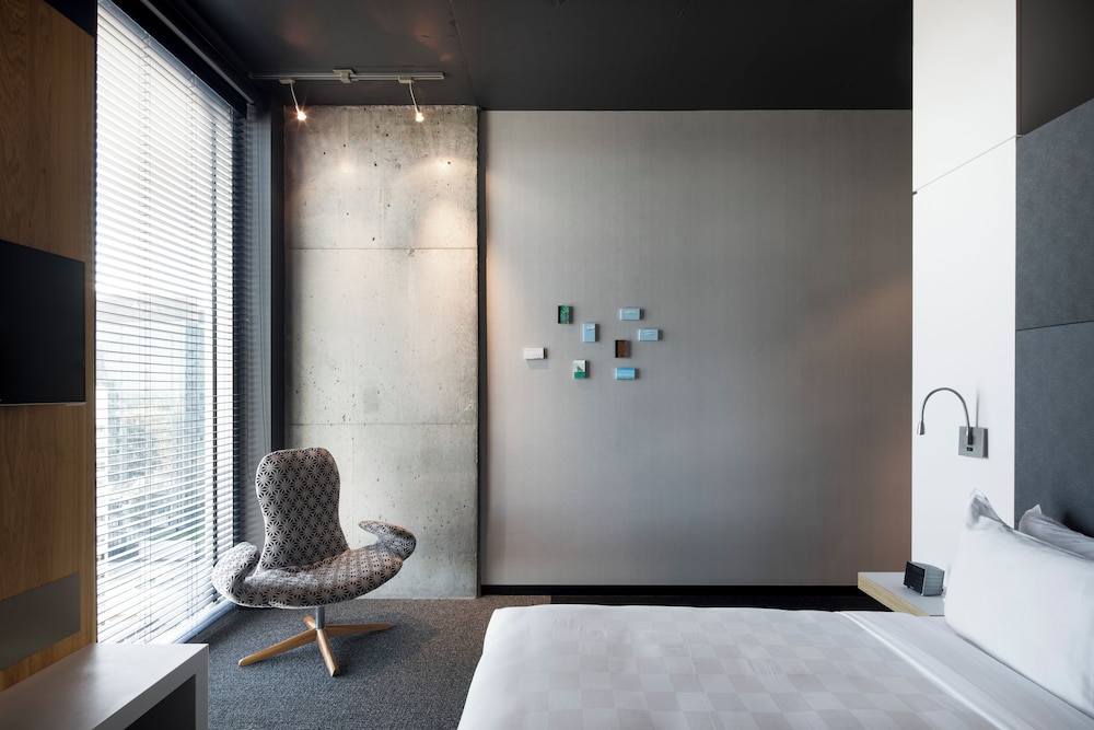 Superior Room, 1 Queen Bed, City View, Corner