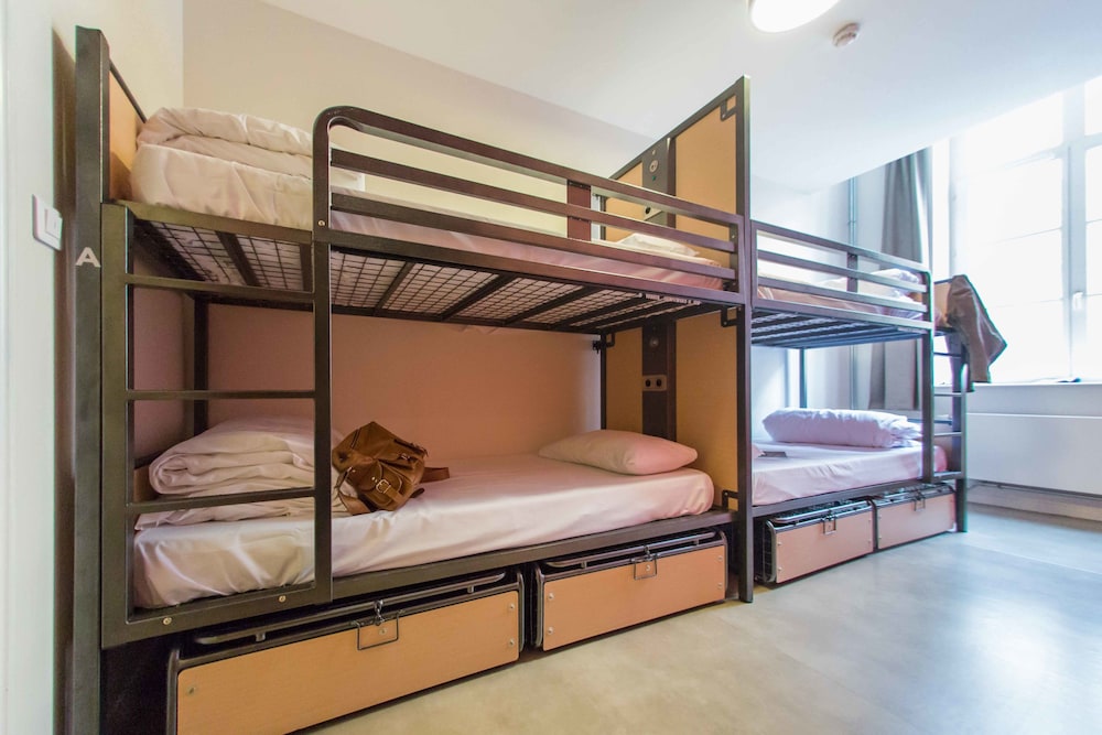 Private dormitory of 6 beds with shared bathroom