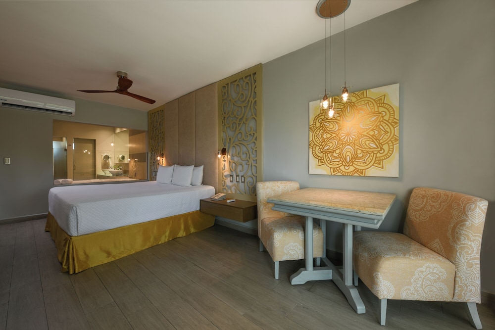 PREMIER SWIM UP JUNIOR SUITE - Photo 1