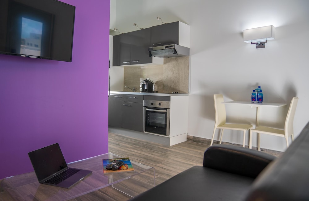 Suite, 1 King Bed, Kitchen, Mountain View (with Sofabed) photo 2