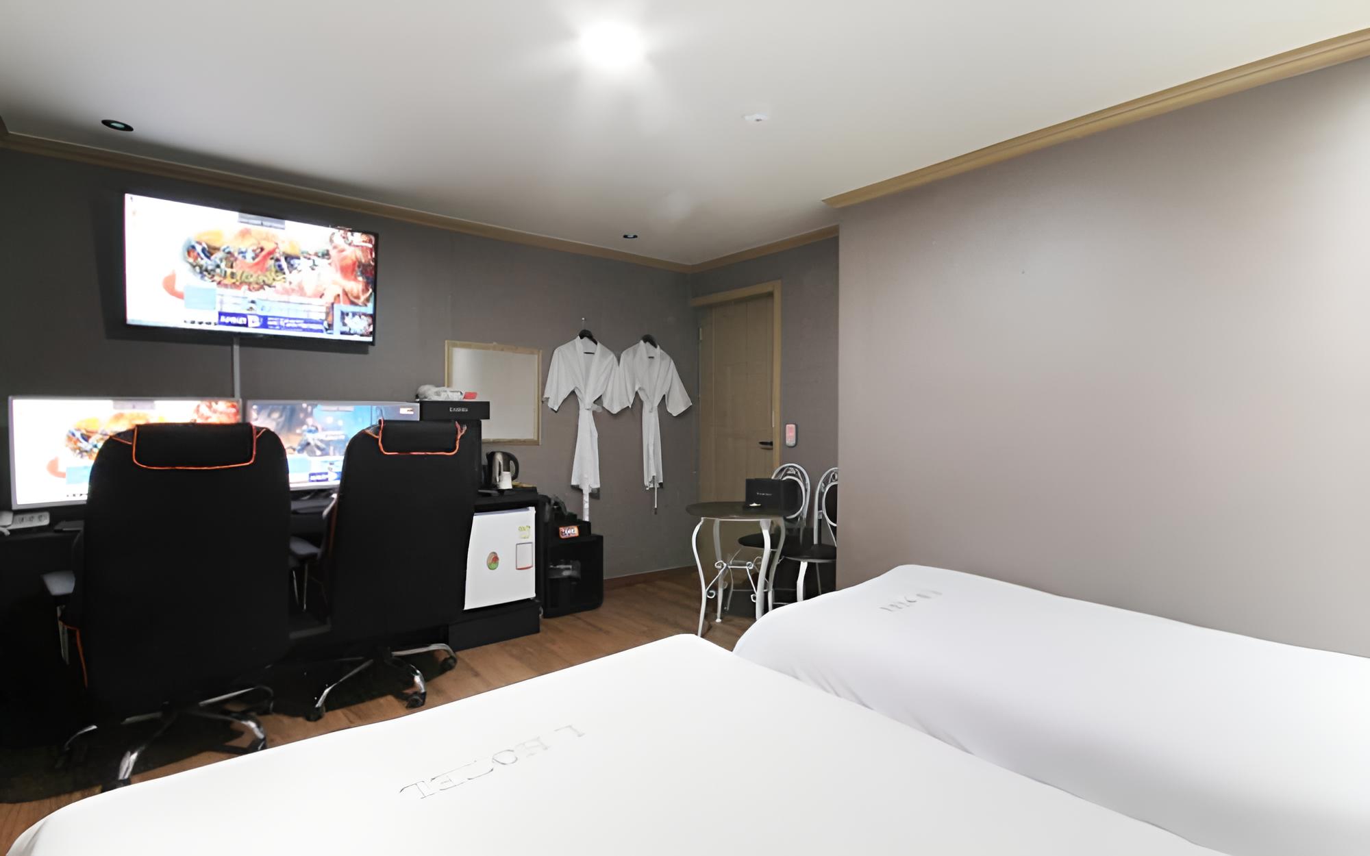 Room (Twin Couple PC (Free OTT available)) photo 2