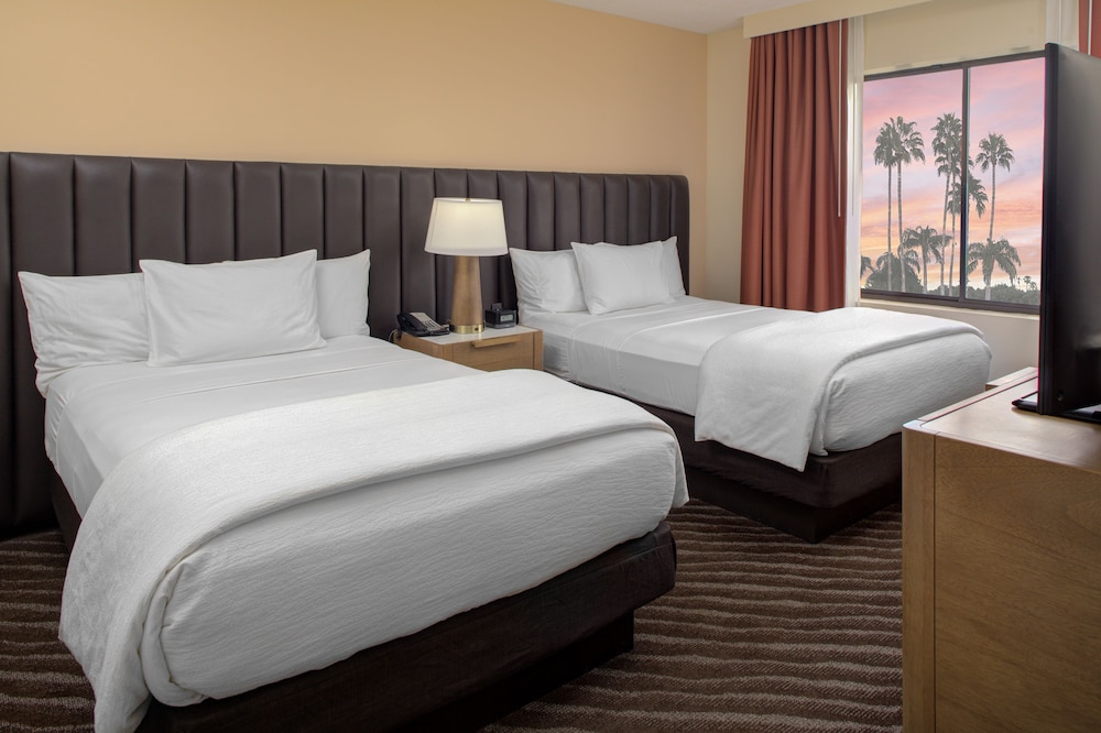 Suite, 2 Double Beds, Accessible, Bathtub - Photo 2