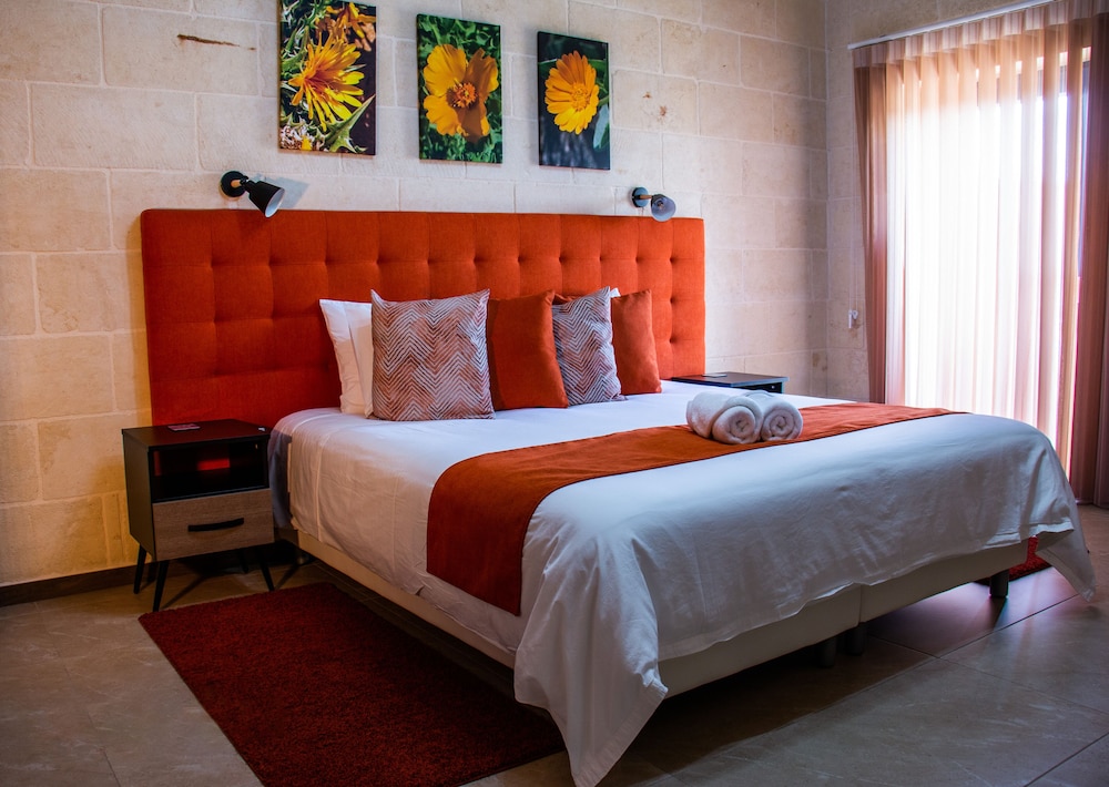Comfort Room, 1 Queen Bed, Courtyard View, Courtyard Area photo 1
