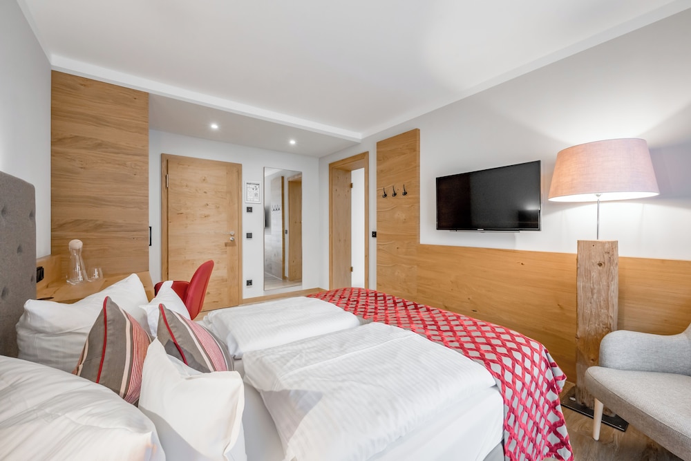 Basic Double Room, 1 Queen Bed