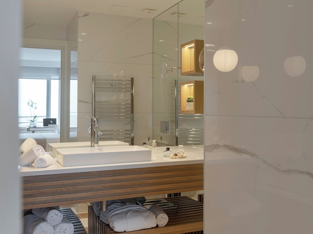Deluxe Suite, Sea View thumbnail 6