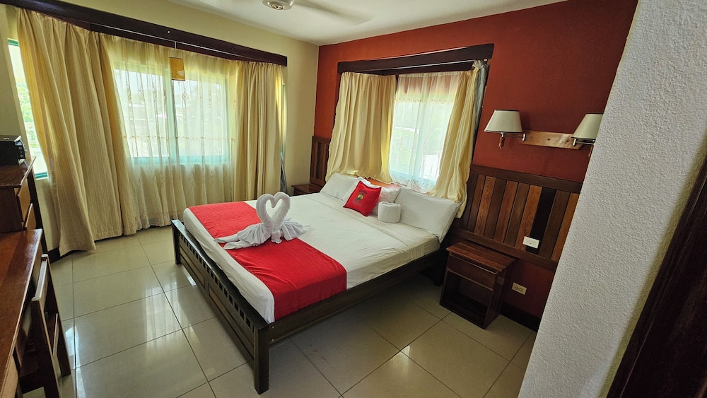 Deluxe Room, 1 King Bed photo 1