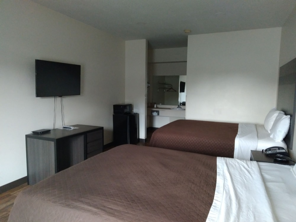 Standard Room, 2 Queen Beds, Non Smoking, Refrigerator & Microwave photo 1