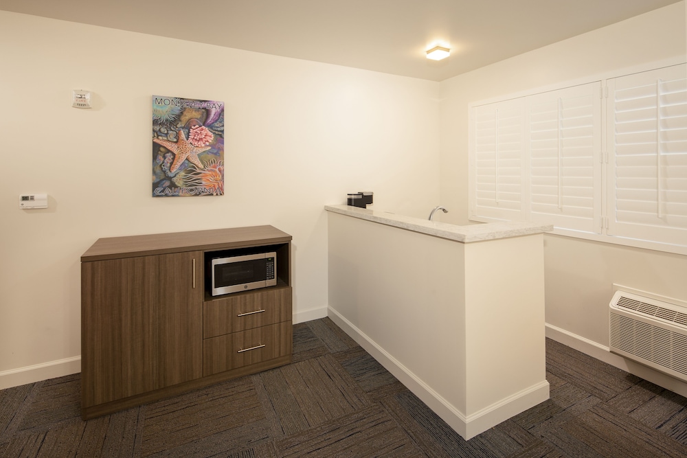 Superior Room, 2 Queen Beds, Accessible Bathtub - Photo 4
