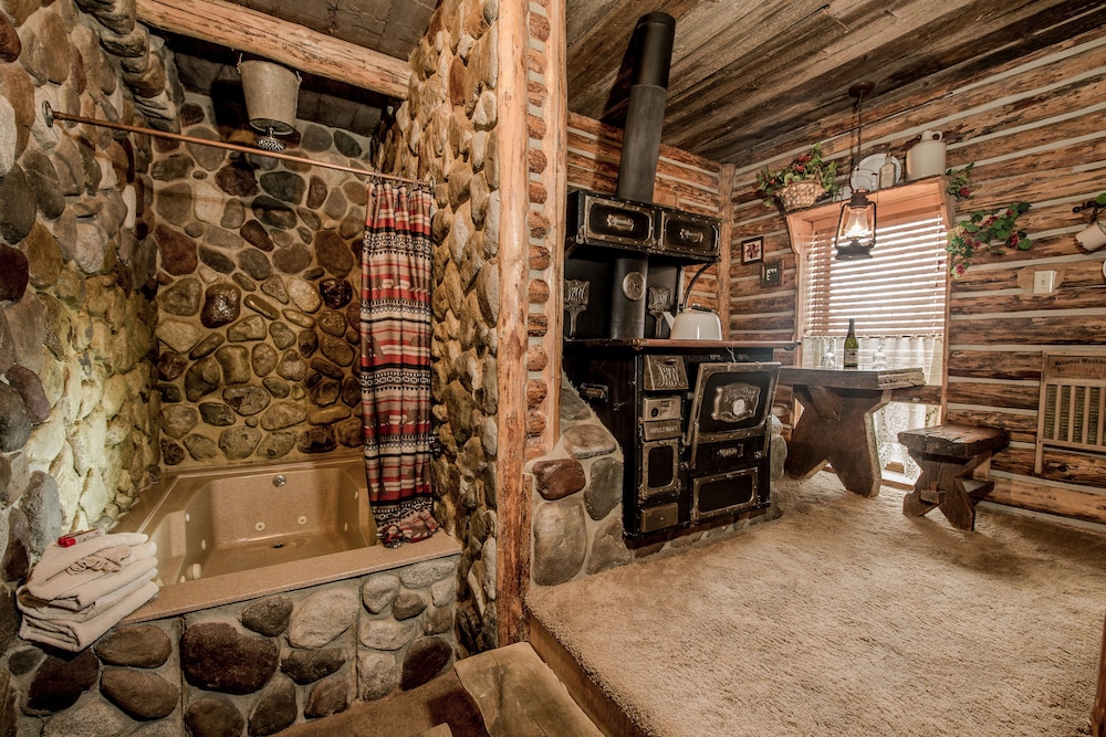 Cabin (Log) - Photo 4