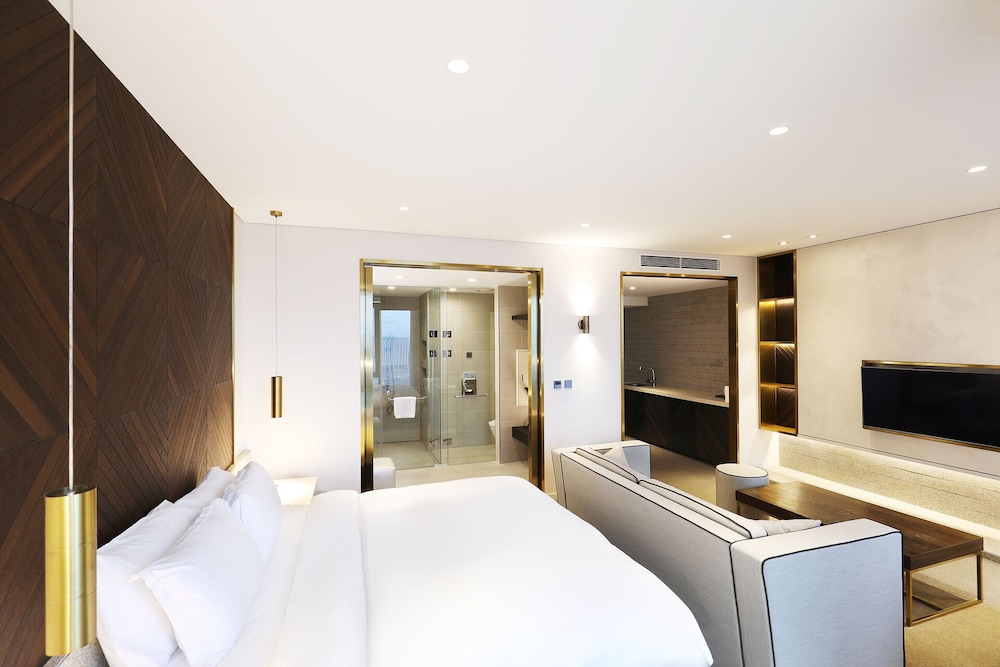 Junior Suite King (Complimentary Pool Access for 2) - Photo 11